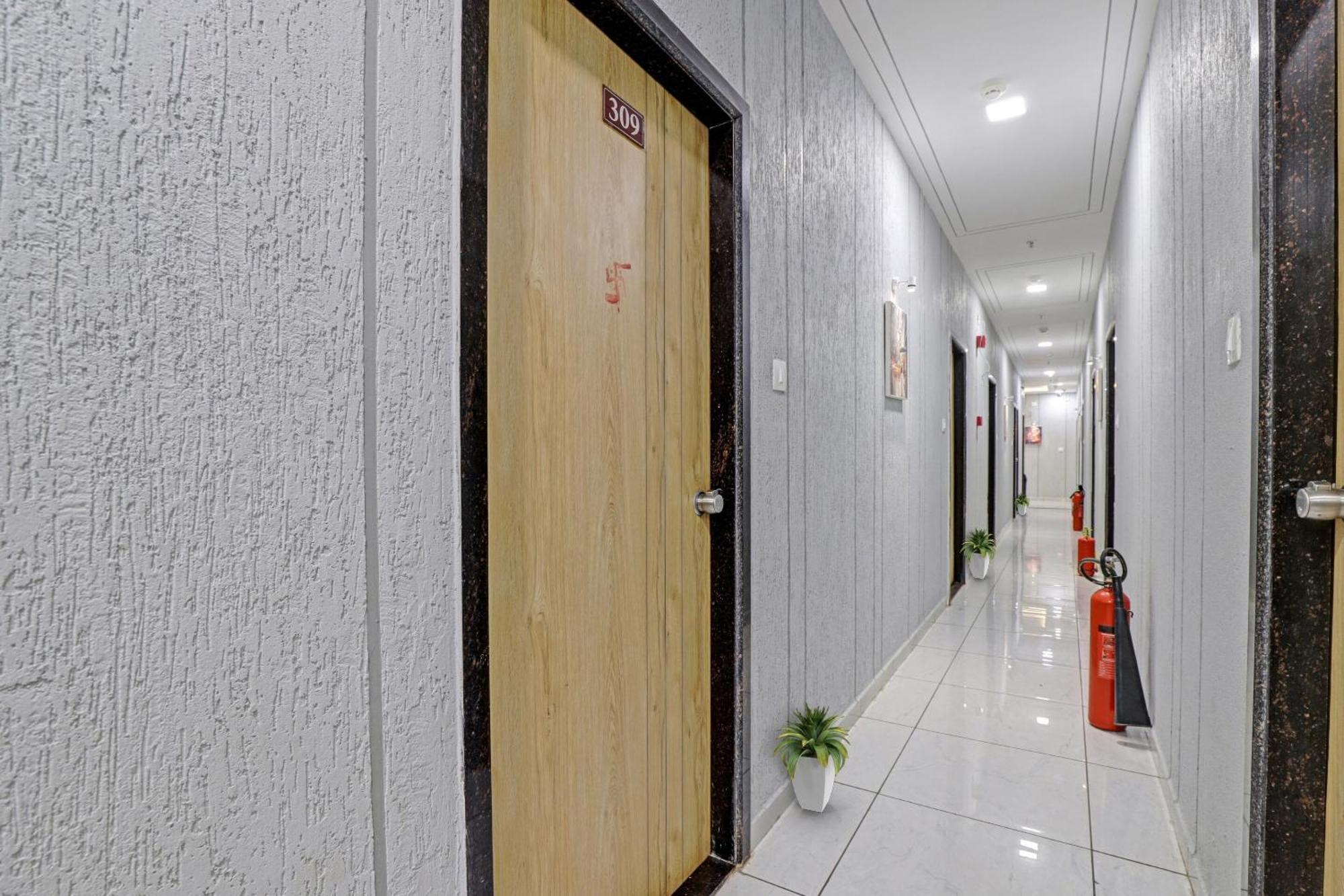 Hotel O Royal Orbit Surat Luaran gambar