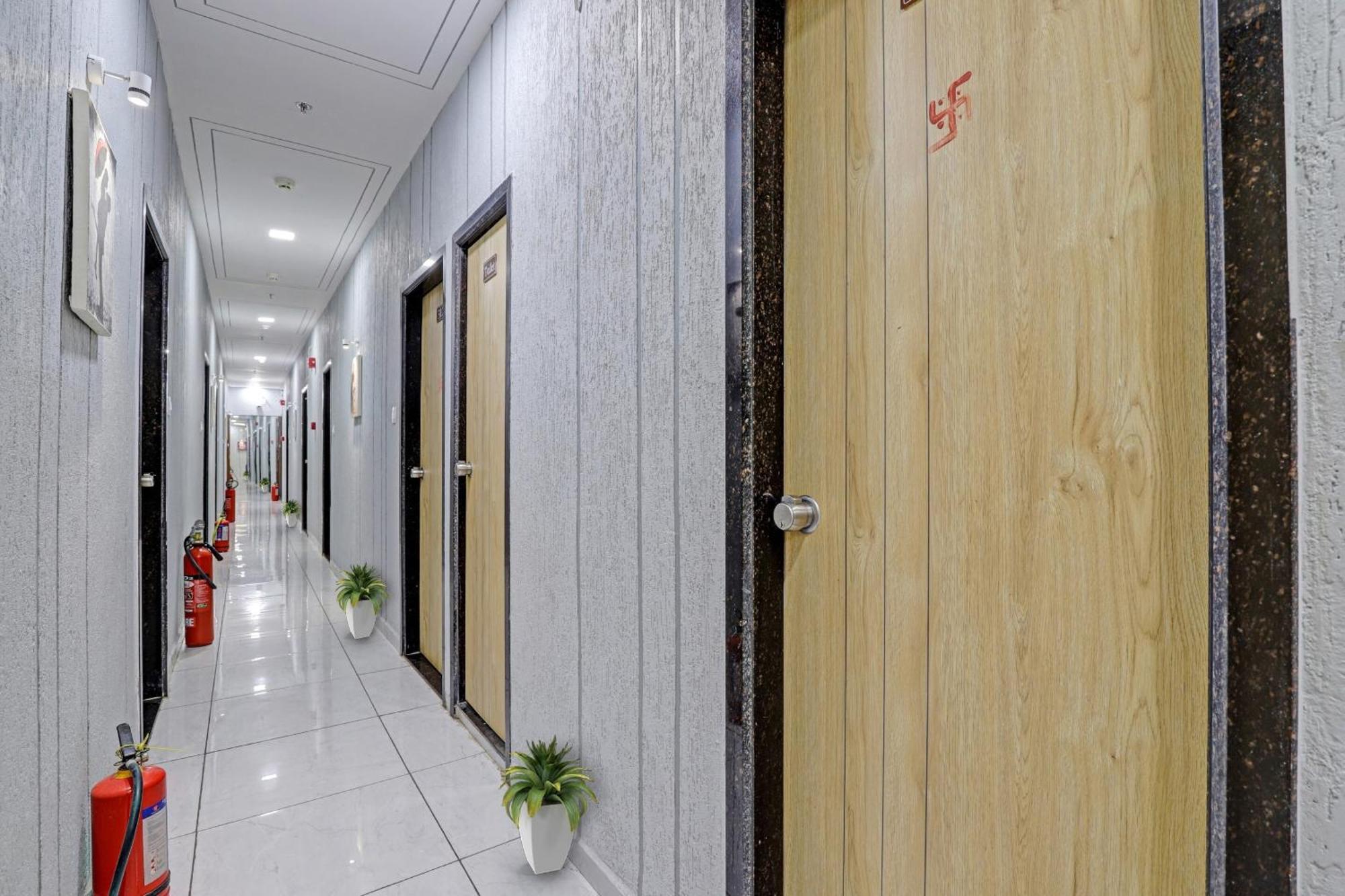 Hotel O Royal Orbit Surat Luaran gambar