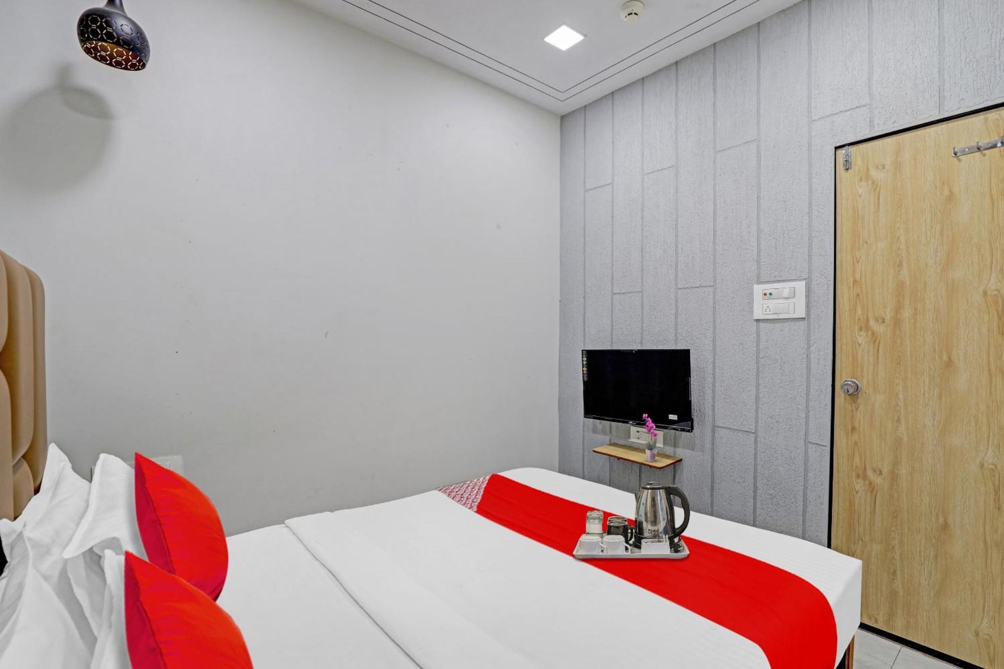 Hotel O Royal Orbit Surat Luaran gambar